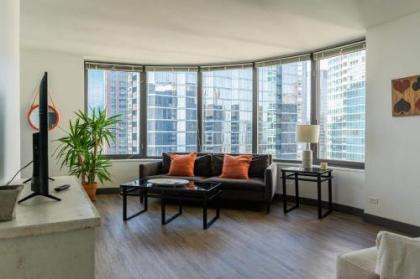 Ultimate 3BR Luxury Suite near Navy Pier with Gym & Pool by ENVITAE - image 5