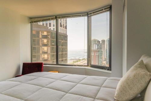 Ultimate 3BR Luxury Suite near Navy Pier with Gym & Pool by ENVITAE - image 4