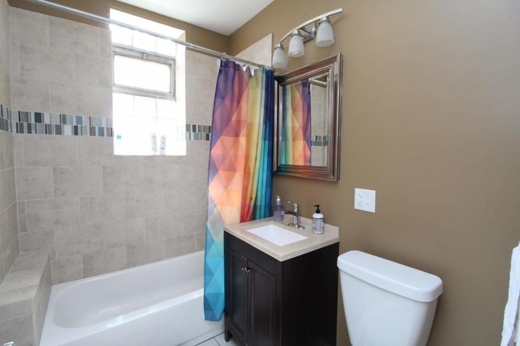 Updated Wicker Park 2BR with W&D by Zencity - image 3