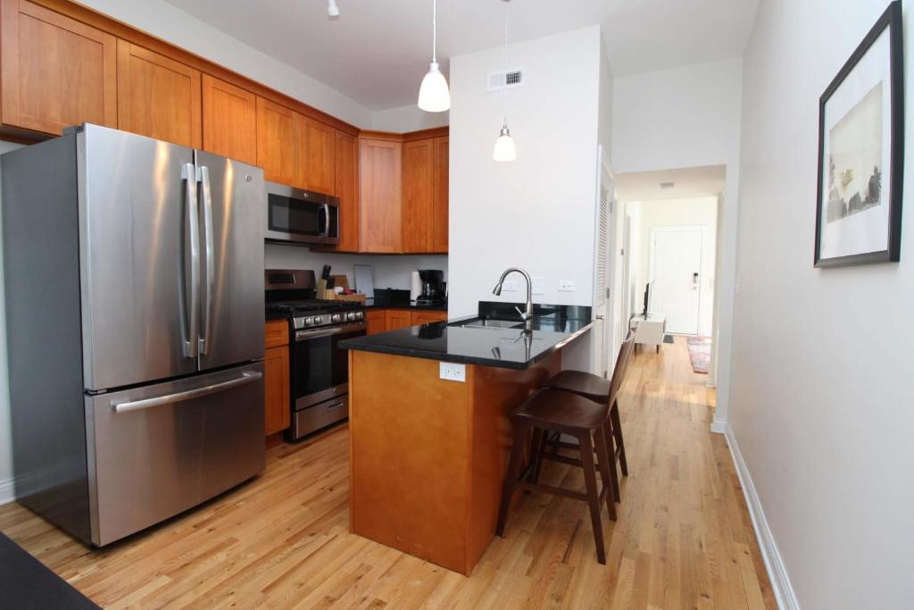 Updated Wicker Park 2BR with W&D by Zencity - image 5