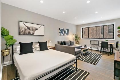 Fun Location Studio Apt near Boystown Best Price OD8 Chicago Illinois