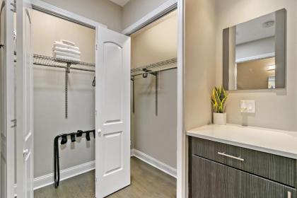Fun Location Studio Apt near Boystown Best Price! OD8 - image 11