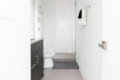 Classic DePaul 2BR with Full Kitchen by Zencity - image 14
