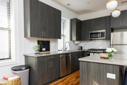 Classic DePaul 2BR with Full Kitchen by Zencity - image 3