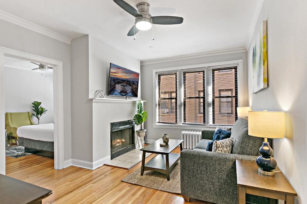 Lively Rejuvenating 1BR in Outstanding Location - main image