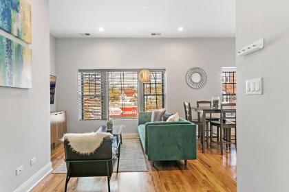 Charming 2BR Apt Nearby Transit Shops & Logan Sq - image 9