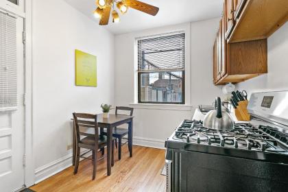 Welcoming and Trendy 1BR Apt in Vibrant North Center - image 11