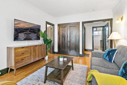 Welcoming and Trendy 1BR Apt in Vibrant North Center - image 12