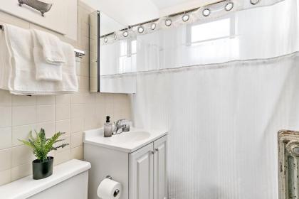 Welcoming and Trendy 1BR Apt in Vibrant North Center - image 8