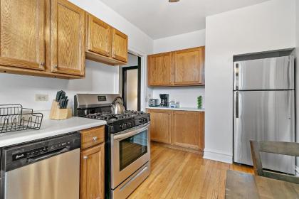 Welcoming and Trendy 1BR Apt in Vibrant North Center - image 9
