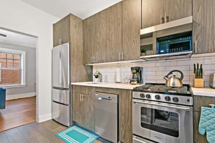 Relax and Retreat 1BR Apt in Historic Ravenswood - image 12