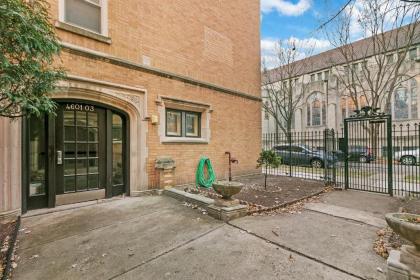 Relax and Retreat 1BR Apt in Historic Ravenswood - image 15