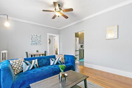 Relax and Retreat 1BR Apt in Historic Ravenswood - image 2