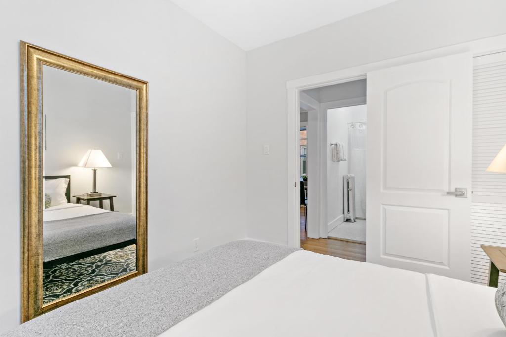 Relax and Retreat 1BR Apt in Historic Ravenswood - image 6