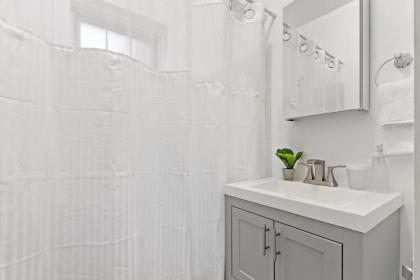 Relax and Retreat 1BR Apt in Historic Ravenswood - image 9