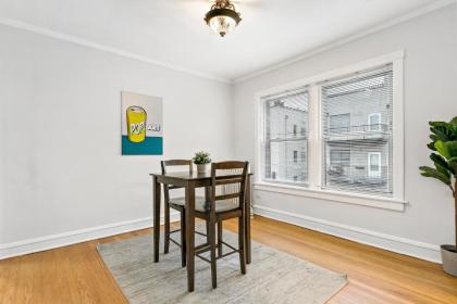 Chicago Local Vibe Residential 1BR Roscoe Village - image 10