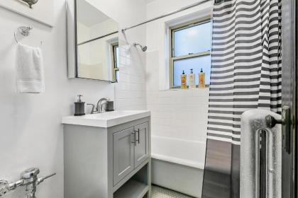 Chicago Local Vibe Residential 1BR Roscoe Village - image 13