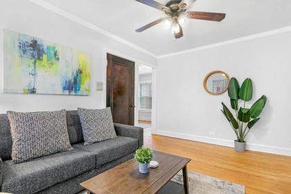 Chicago Local Vibe Residential 1BR Roscoe Village - image 4
