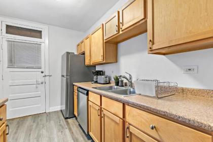 Chicago Local Vibe Residential 1BR Roscoe Village - image 6