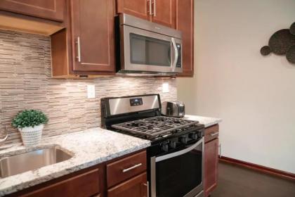 Spacious 2BR Apt plus Free Indoor Garage Parking - image 8