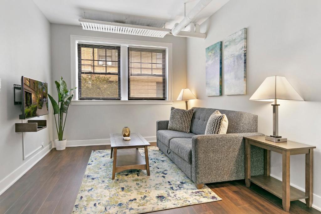 Comfy 1BR Apt Near Lakeview Shops & Restaurants - main image