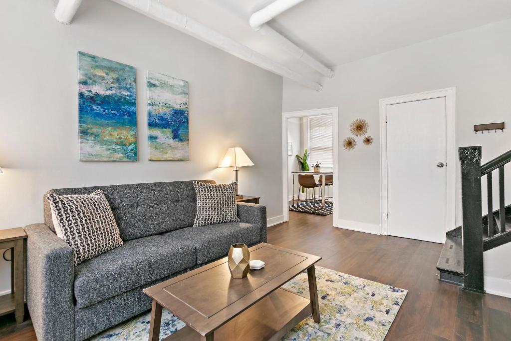 Comfy 1BR Apt Near Lakeview Shops & Restaurants - image 2