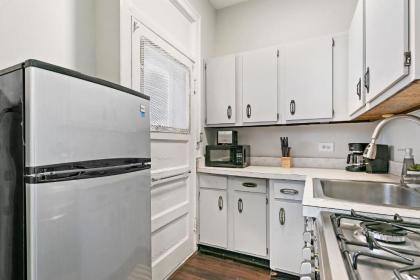 Comfy 1BR Apt Near Lakeview Shops & Restaurants - image 9