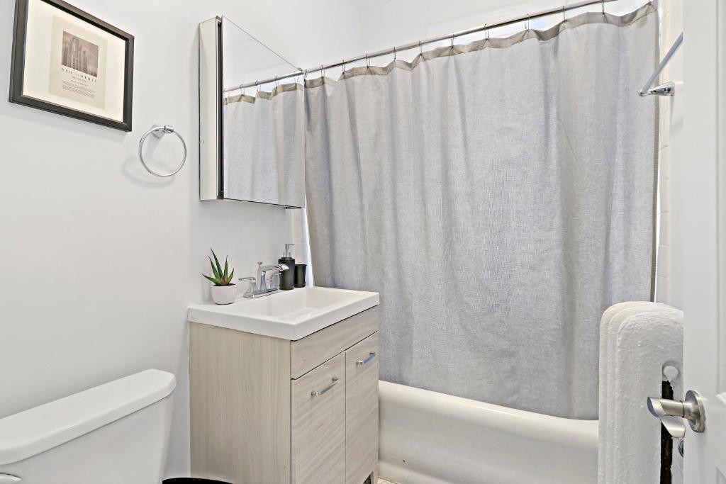2BR City Apt Dedicated Fast Wifi in Great Spot - image 7