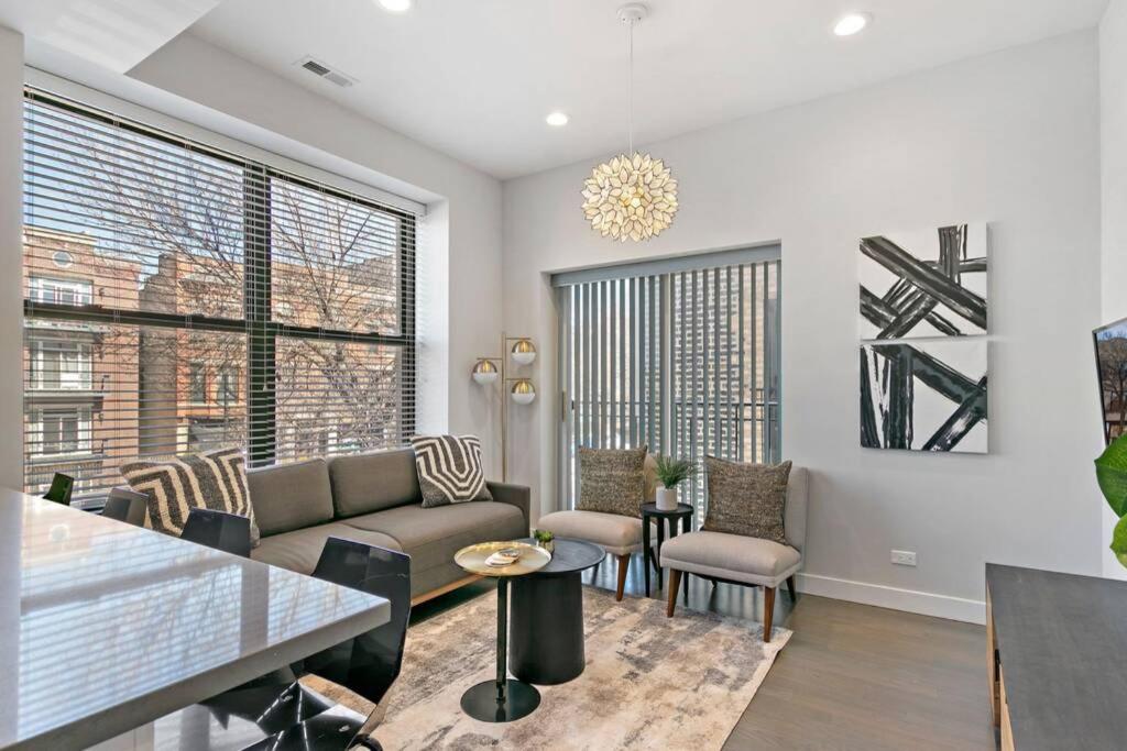 Designer's 3BR Unit - Cozy Living walk to Shops - main image