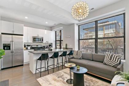 Designer's 3BR Unit - Cozy Living walk to Shops - image 2