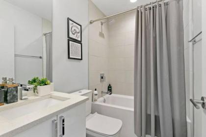 Designer's 3BR Unit - Cozy Living walk to Shops - image 3