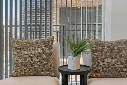 Designer's 3BR Unit - Cozy Living walk to Shops - image 4