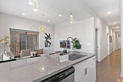 Designer's 3BR Unit - Cozy Living walk to Shops - image 5