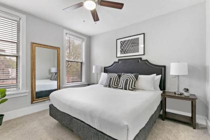 3BR on Bustling streeteasy walk to Shops & Dining - image 9