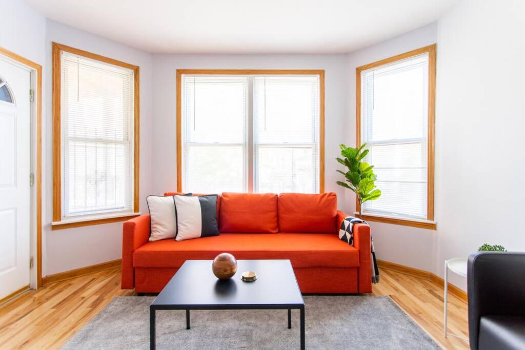 Hip and Trendy 2BR Apartment in Logan Square! - main image
