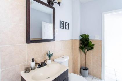 Hip and Trendy 2BR Apartment in Logan Square! - image 12
