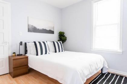 Hip and Trendy 2BR Apartment in Logan Square! - image 2