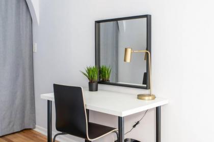 Hip and Trendy 2BR Apartment in Logan Square! - image 3