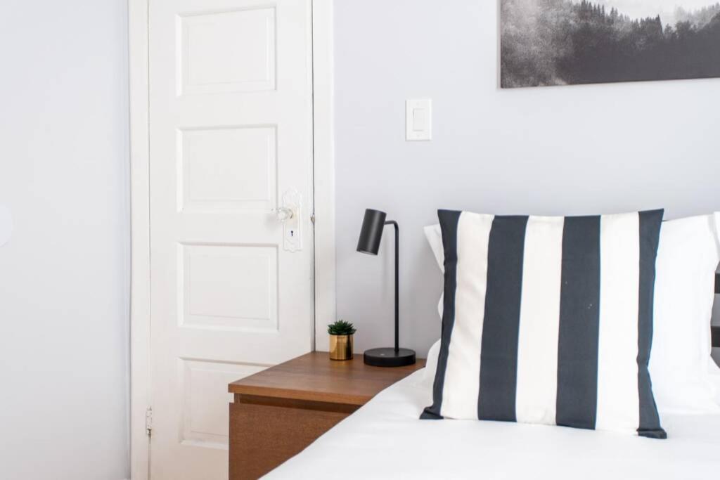 Hip and Trendy 2BR Apartment in Logan Square! - image 4