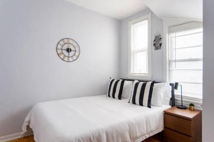 Hip and Trendy 2BR Apartment in Logan Square! - image 5