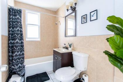 Hip and Trendy 2BR Apartment in Logan Square! - image 6
