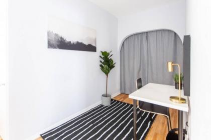 Hip and Trendy 2BR Apartment in Logan Square! - image 7