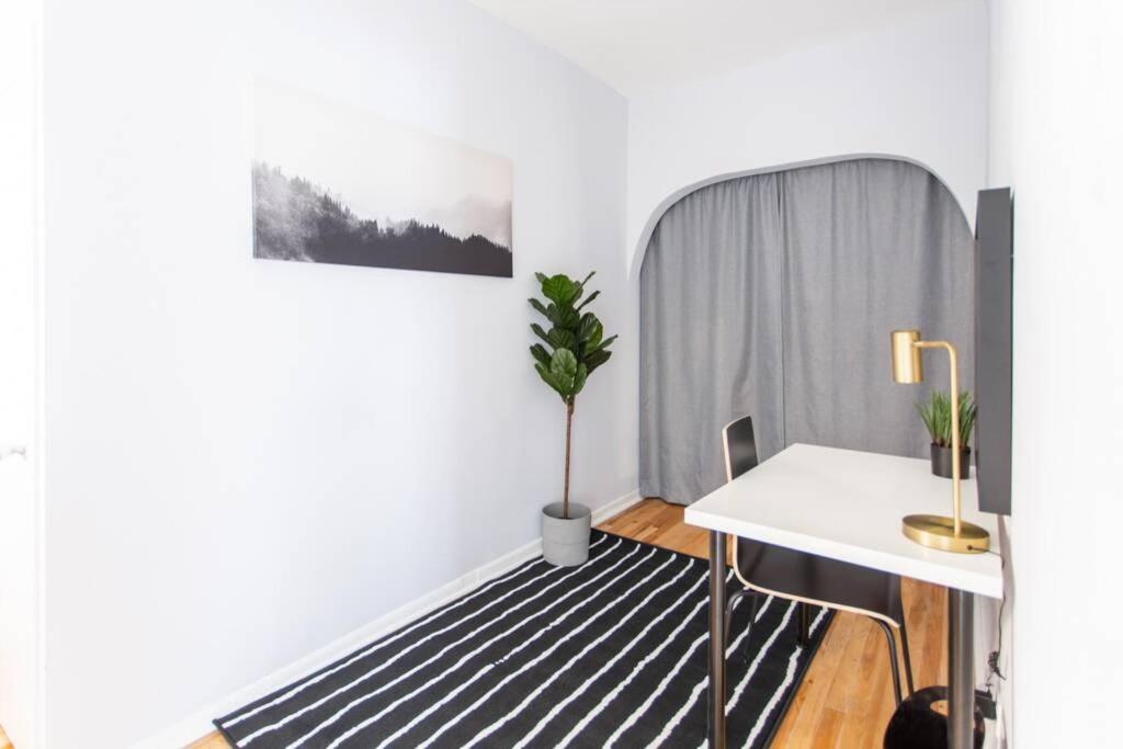 Hip and Trendy 2BR Apartment in Logan Square! - image 7