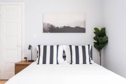 Hip and Trendy 2BR Apartment in Logan Square! - image 8