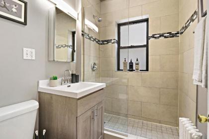 Cozy Modern 1BR Apt 10-min Walk to Wrigley Field - image 13
