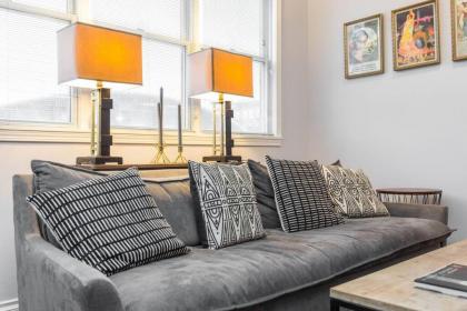 Stunning 2 Floor Apt w with Rooftop Deck!!! - image 11