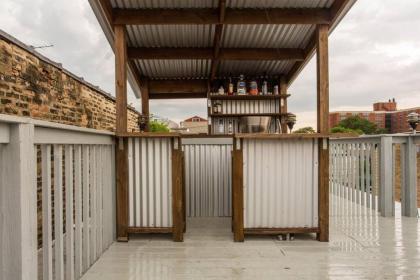Stunning 2 Floor Apt w with Rooftop Deck!!! - image 3