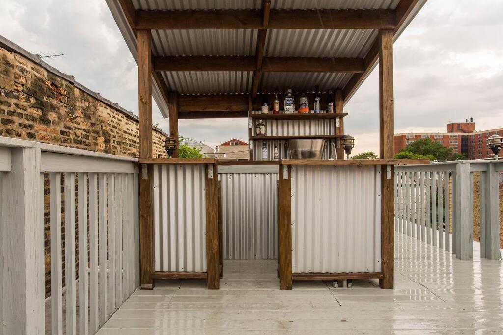 Stunning 2 Floor Apt w with Rooftop Deck!!! - image 3