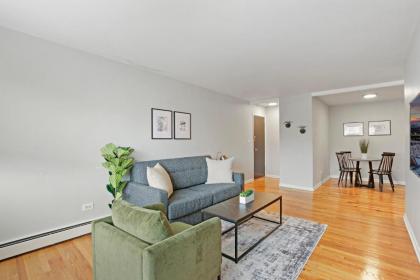 trendy  tastefully Decorated 2BR Apt in Lakeview