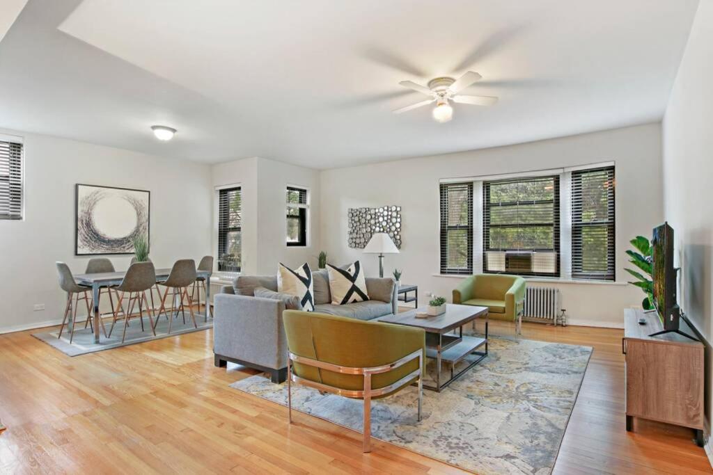 3-BR Designer's Apt in the Iconic Hyde Park - main image